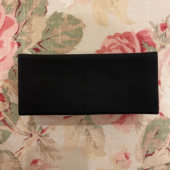 Kendall + Kylie Slater Sunglasses / Like New - Picture 9 of 9